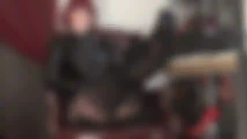 Ma maîtresse porte des bas et des collants à motifs de jarretelles. Profitez d'une branlette et d'un footjob dans cette position.