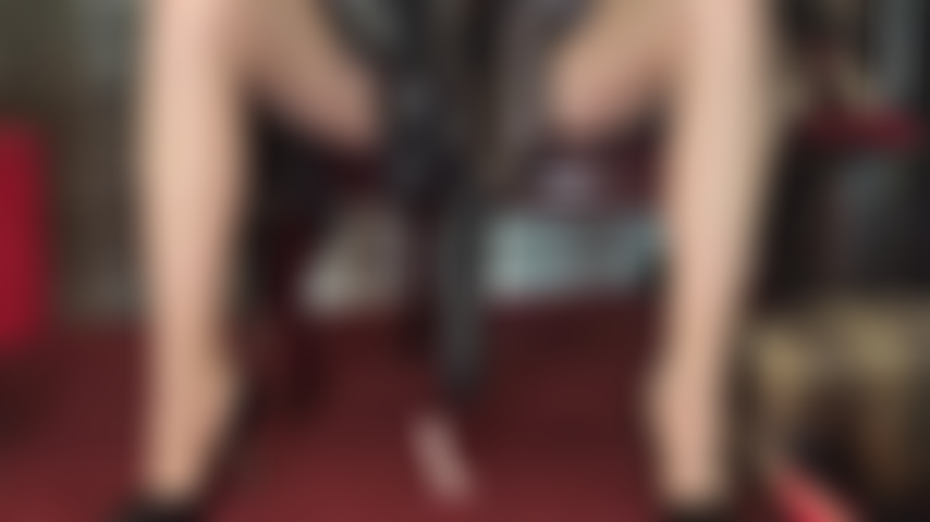 Un tout petit clitoris au service des nombreuses bbc - le clitoris de sissy est complètement dressé tout en s'agenouillant devant tant de belles bites noires à sucer.