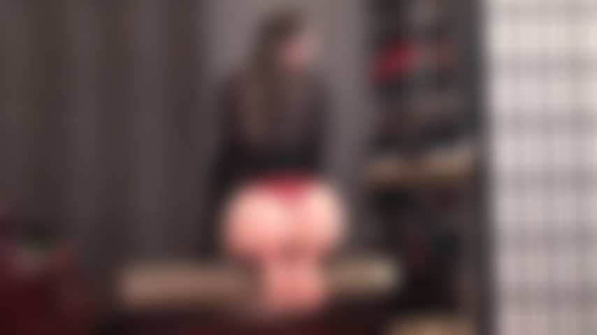 Pieds nus et cul nu, adoration - la peau pâle parfaite de la maîtresse s'étend de ses orteils à ses fesses rondes.