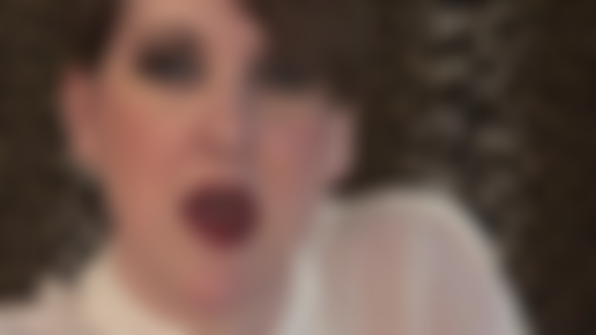 J'adore mon visage - lèvres rouges brillantes, langue sexy, cheveux courts.