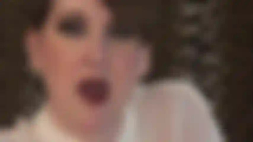 J'adore mon visage - lèvres rouges brillantes, langue sexy, cheveux courts.