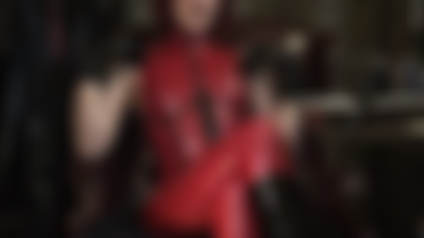 Rendant votre bite d'esclave folle avec une vue à l'intérieur de la fermeture éclair avant d'une combinaison fétiche en latex rouge brillant...