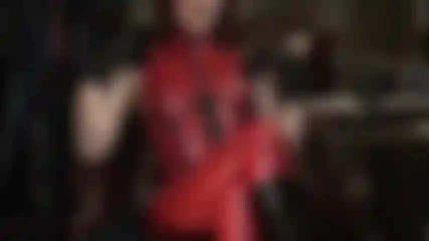 Rendant votre bite d'esclave folle avec une vue à l'intérieur de la fermeture éclair avant d'une combinaison fétiche en latex rouge brillant...