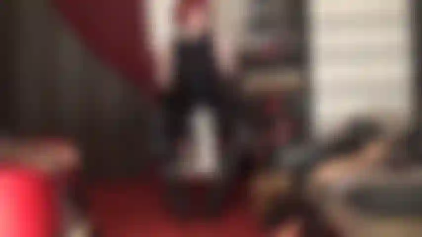 Une bite géante et argentée. Pendant que les autres hommes te regardent, ta maîtresse te remplit de sa bite géante. Montre-leur quelle bonne pute tu es, en glissant de haut en bas sur cette bite massive pour recevoir tout leur sperme sur ton visage.