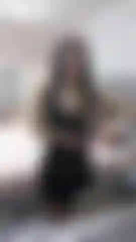 Huilant mon haut en latex semi-transparent et ma jupe en latex noir, ma chatte clignotante.