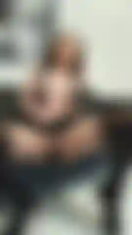 Je fume, je me masturbe avec ma baguette magique et je gicle à travers des collants.