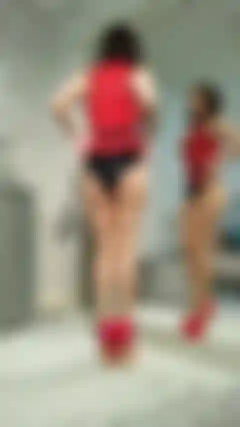 Des collants brillants et une allumeuse en latex.