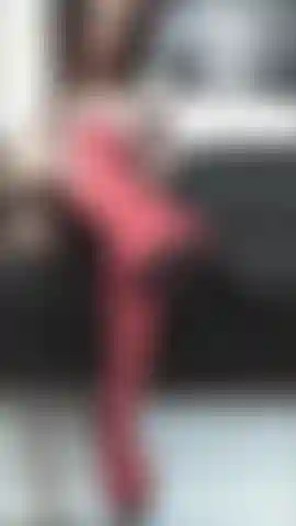 Des nylons, des pieds, des jambes | et des seins taquinent.