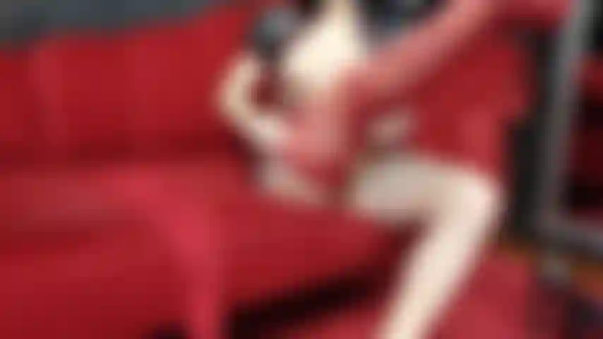 Je mets des nylons et des talons vintage rouges.