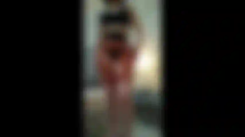 Une jupe en latex semi-transparente.