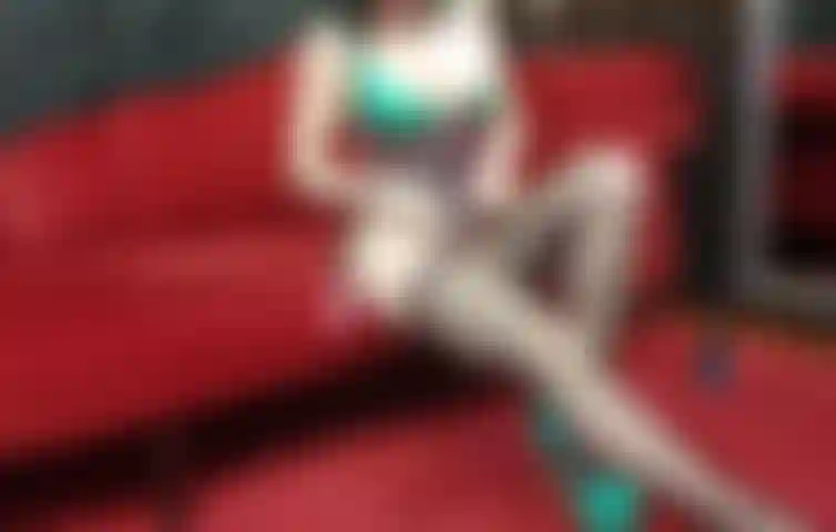 Taquine en corselet en latex et bas résille, chatte clignotante.