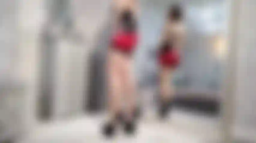 Une mini-jupe en latex et des collants sans entrejambe.