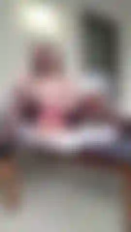 Qui fume sur la terrasse en lingerie sexy.