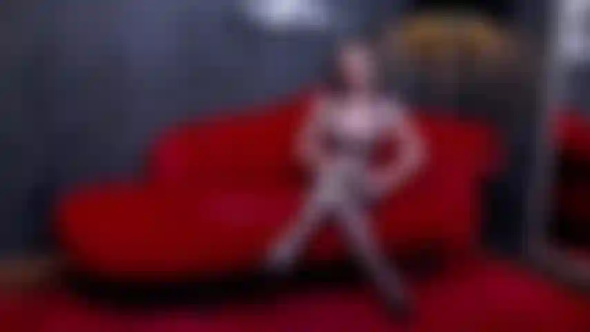 Humiliation pour une accro à la branlette.