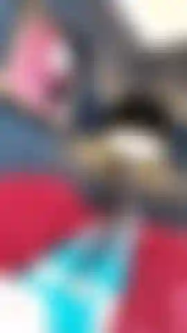 Me touchant dans un porte-jarretelles en latex turquoise et des bas assortis.