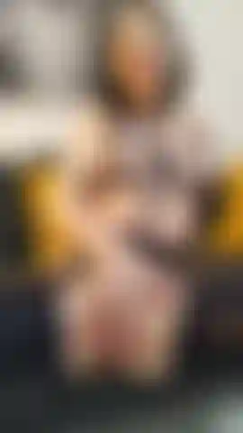 Des collants en spandex sans entrejambe et un harnais en cuir.