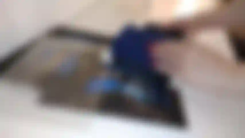 Des bas bleus/noirs à motifs taquinent.