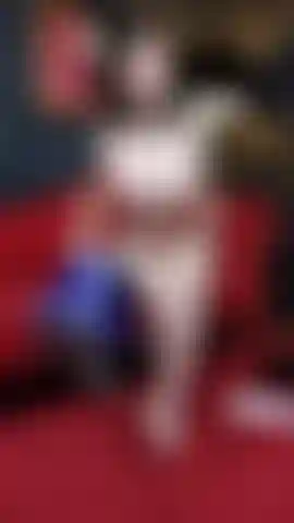 Je mets mon magnifique corset en latex sous la poitrine et mes bas bleus vintage.