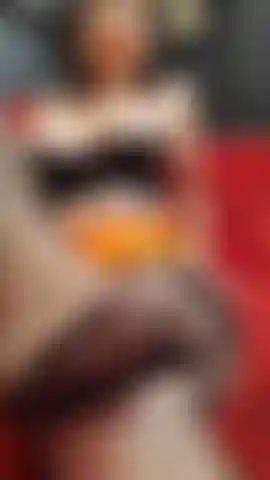 Des pieds, des nylons, des seins et une allumeuse.