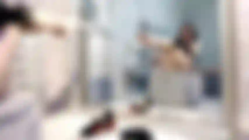 Un soutien-gorge sans bonnet, de la lingerie vintage et des nylons entièrement façonnés.