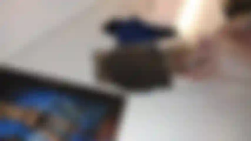 Des bas couture nude/noir à motifs.