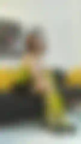 Du cuir, de la fumée et une allumeuse sous la jupe.