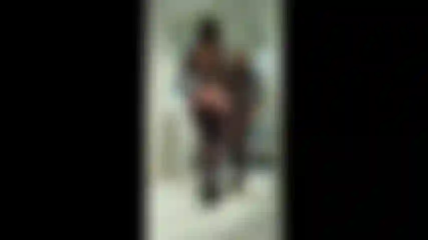 Une combinaison en nylon et des talons hauts.