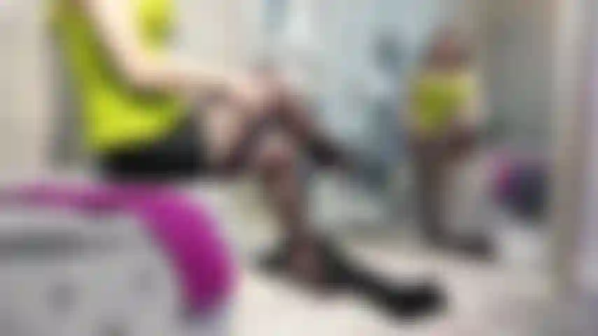 Nouvelle tenue luxueuse en cuir : corset, mini-jupe, longs gants & cuissardes.