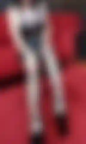 Enlevant des nylons, un soutien-gorge en latex, montrant un cameltoe.