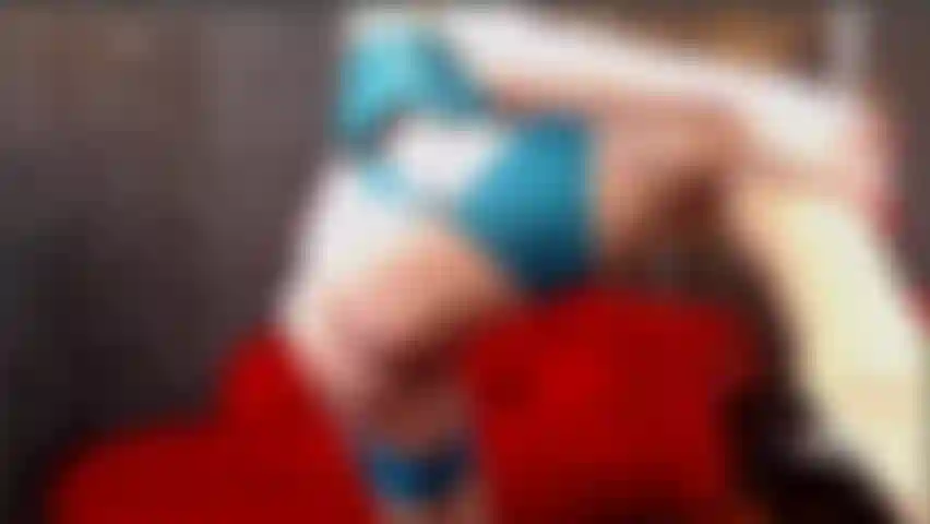 Corselet sans bonnet en latex, cul, cameltoe et seins taquinent.