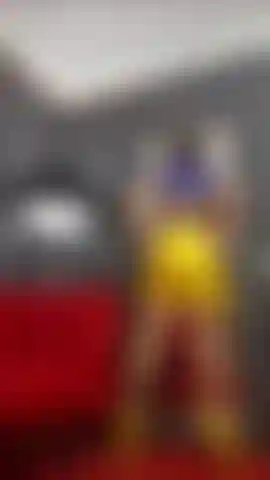 Latex, collants, fumée et seins taquins.