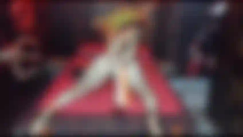 Je me donne une fessée nue en levrette.