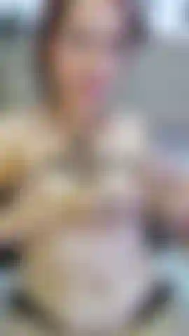 Une pince à épiler dans mes seins.