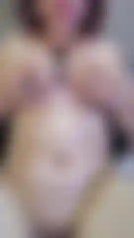 Je donne une fessée dans ma chatte.