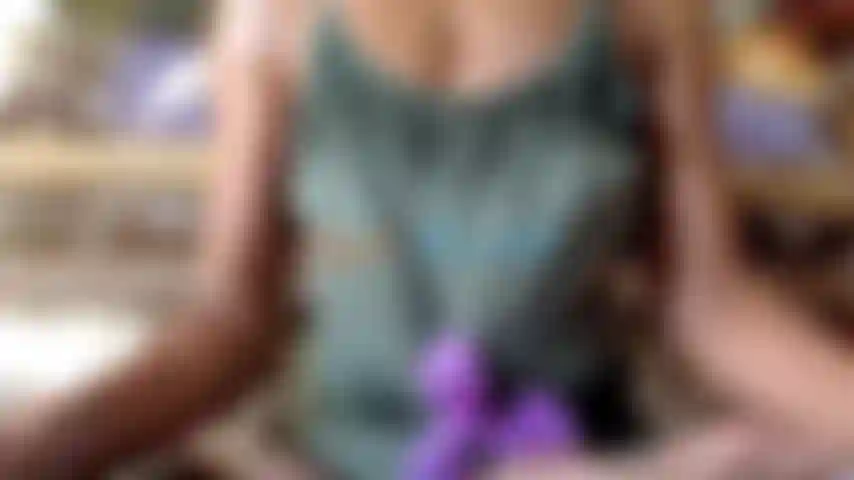 S'étire en éjaculant rebondissant en souriant sous la douche.