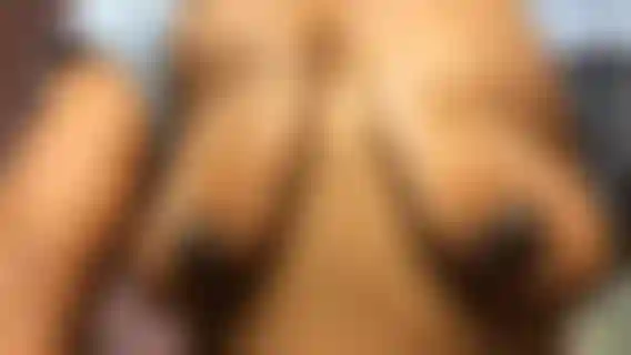 Honey coule lentement et dégouline de mes seins.