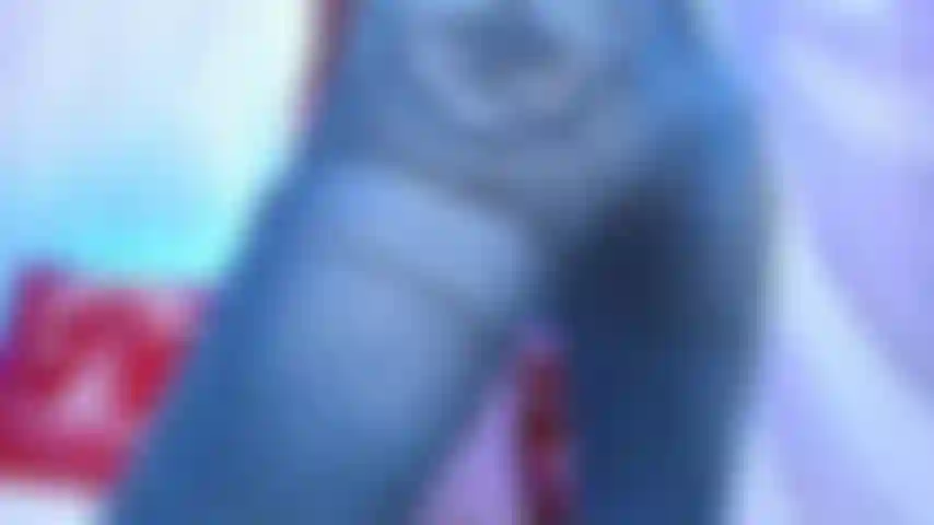 Un clochard en jeans et des pieds adorant les pieds fétichistes du denim. . Montre également le pied et te demande de sucer et de masser les orteils. J'adore le fétichisme des pieds et les trucs en denim.