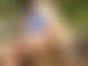 Un flash de chatte sur une plage publique en plein air.