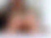 Pieds en bas beiges et teaser de chatte pour les amateurs de nylons.