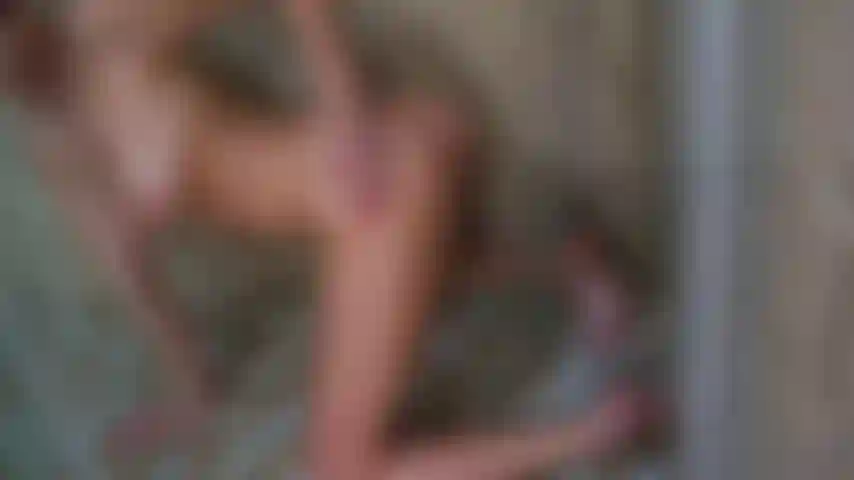 Je me masturbe sous la douche, je joue avec moi-même sous la douche et je jouis fhd.