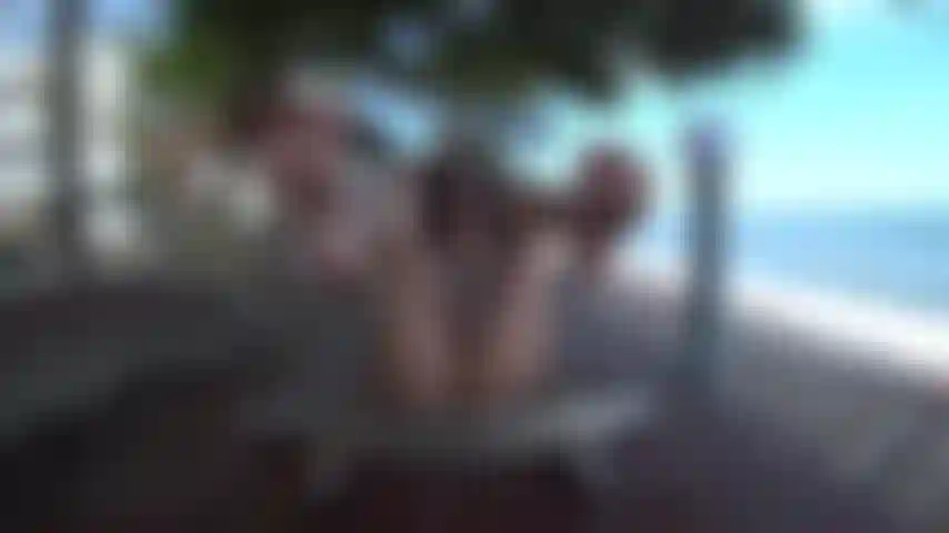 Squirt sur la plage sexy pirate molly - public extérieur 60fps fhd.