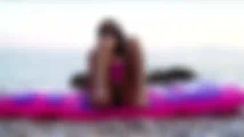 Clignote sur la plage. Je te taquine avec mon corps chaud sur la plage. Topless et chatte publique en plein air.