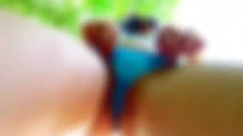 Vidéo masturbation chatte gros seins en plein air 60fps. Je joue avec la chatte dans le parc.
