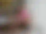 Une femme fontaine à l'hôtel. Joue avec la chatte chaude.