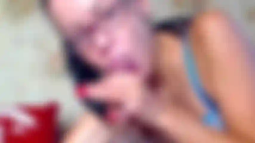 Garçon/fille pov molly adore le sperme sur les pieds. Le garçon jouit sur mes pieds en bas à la fin. Lèche et baise une grosse bite. Je porte un body bleu.