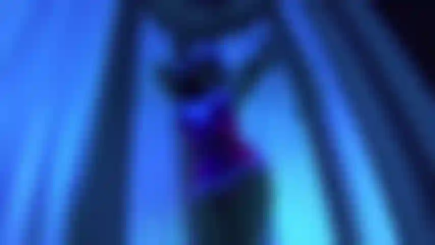 Noël 2019. Le lutin du père noël utilise un gode dans le solarium. Slomo 60 fps.