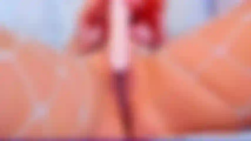 Un jouet de spectacle en gros plan avec vagin rose super humide.