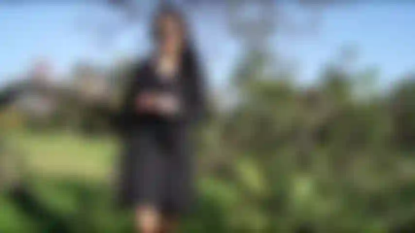 Fais des nus flash et je fume en public. Partie 1, je montre ma chatte chaude et ma poitrine en public. Je fume et je clignote.