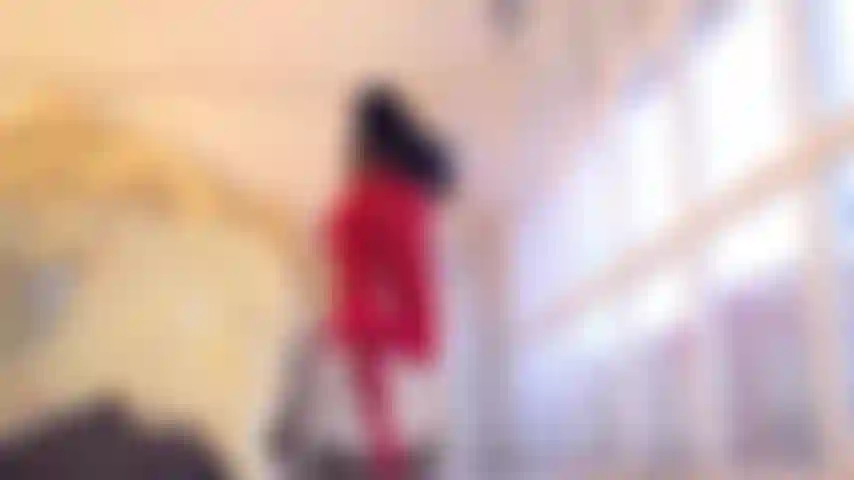 Une fille topless qui taquine avec des collants6 danse en bas nylons rouges.