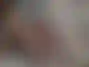 Une dame à lunettes.